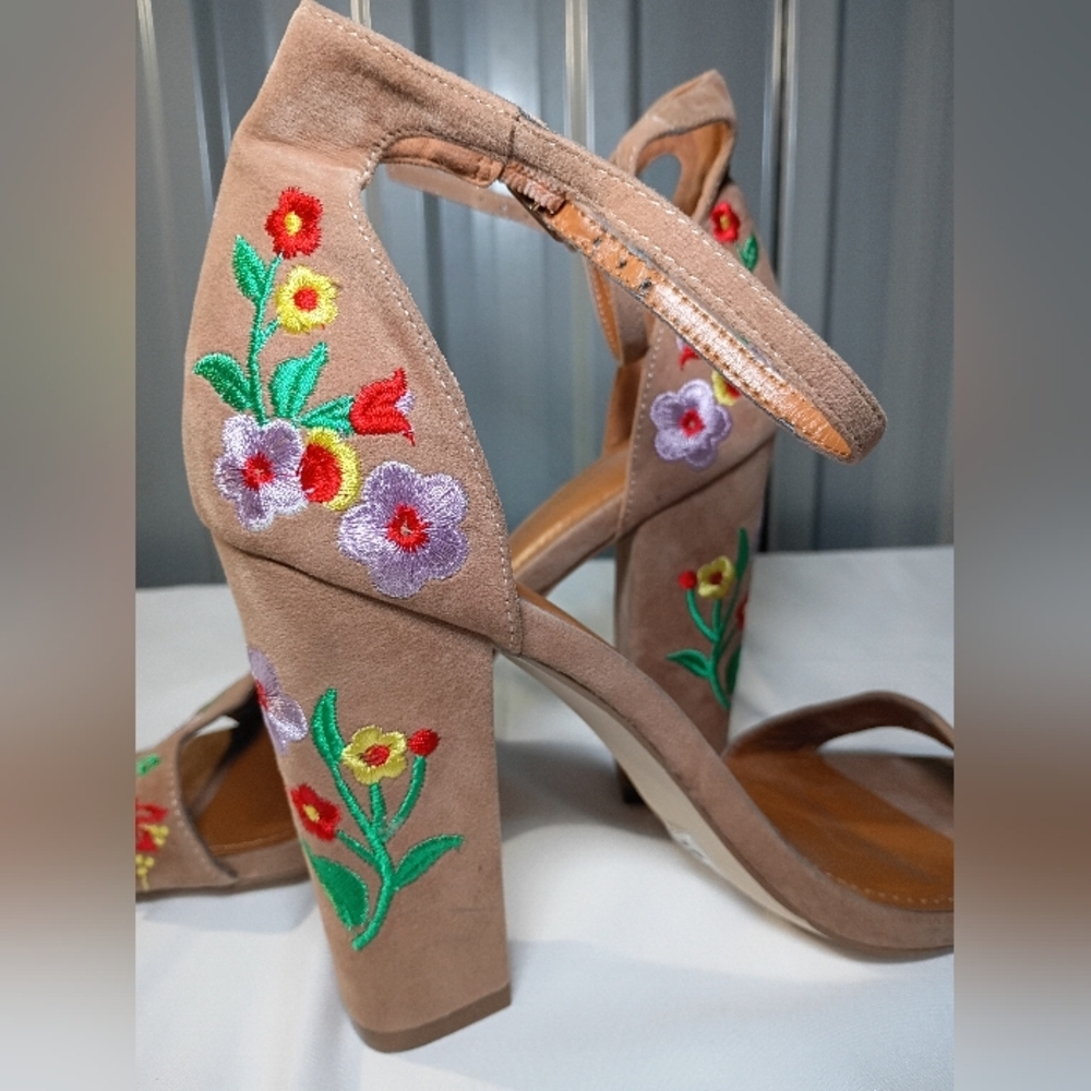 Elegant Floral Embroidered Heels in Tan - Picture 3 of 12